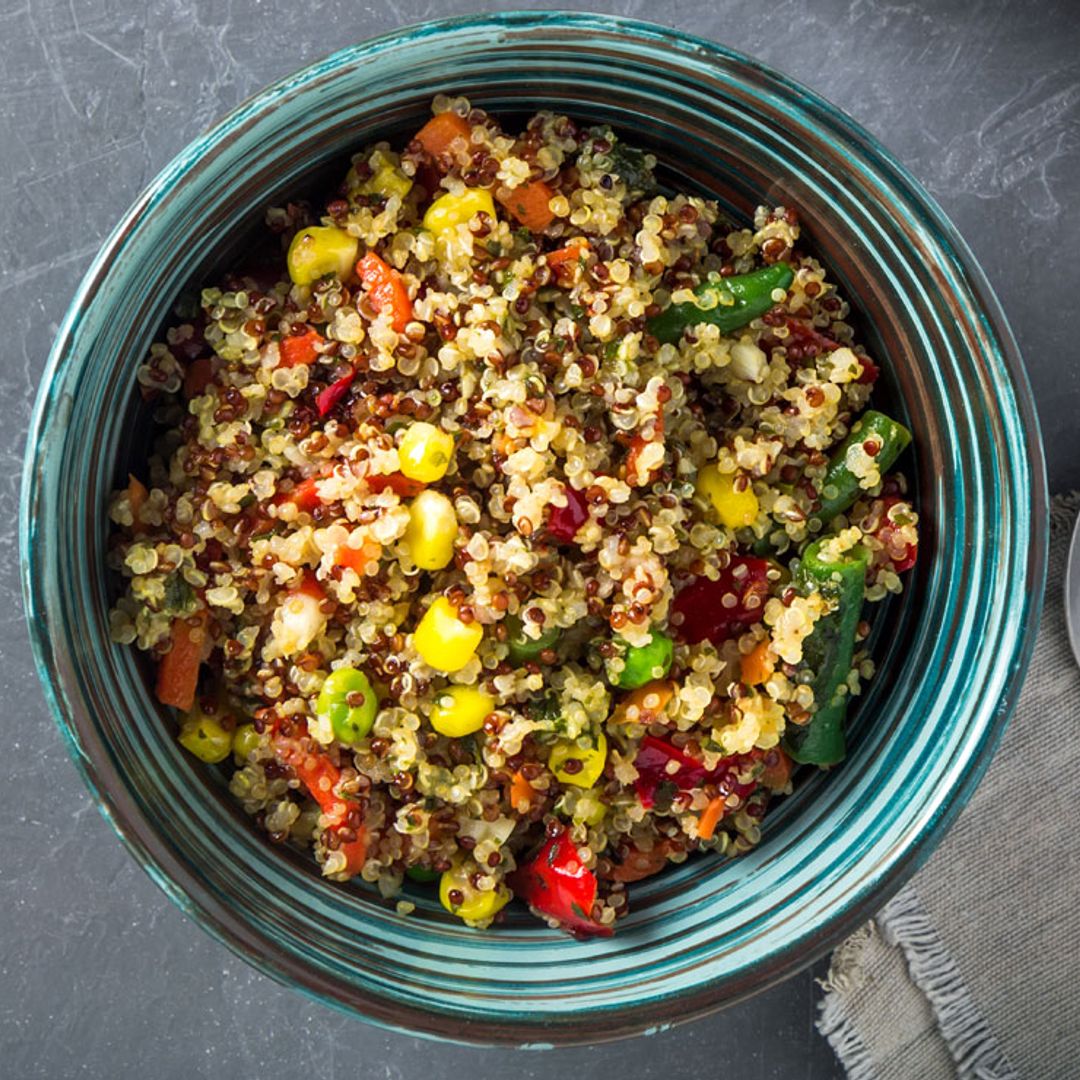 Ensalada vegana de quinoa roja y blanca