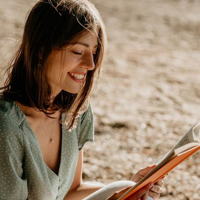 istock chica feliz lee
