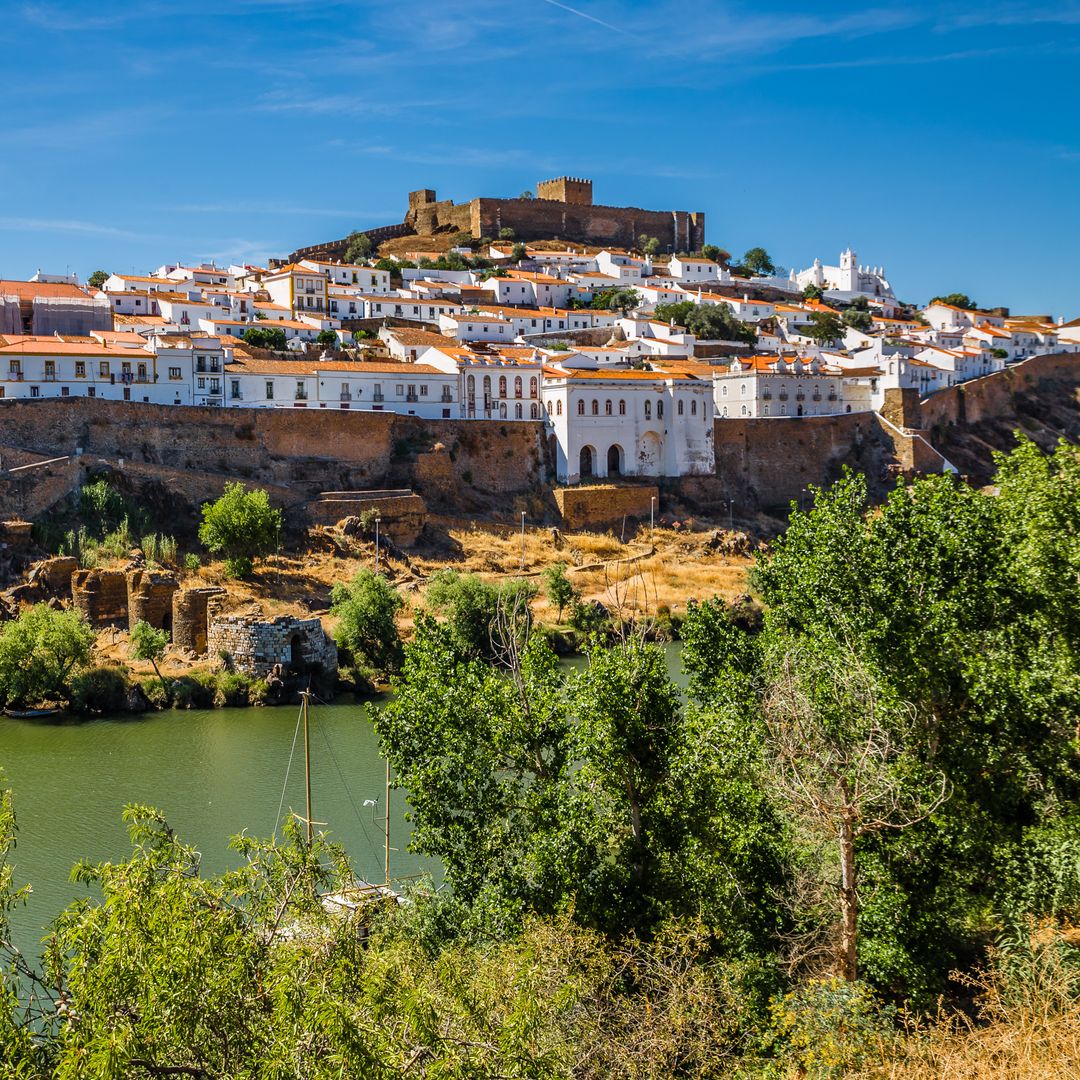 Mértola, el pueblo medieval portugués coronado por un castillo y con el río más bonito del Alentejo
