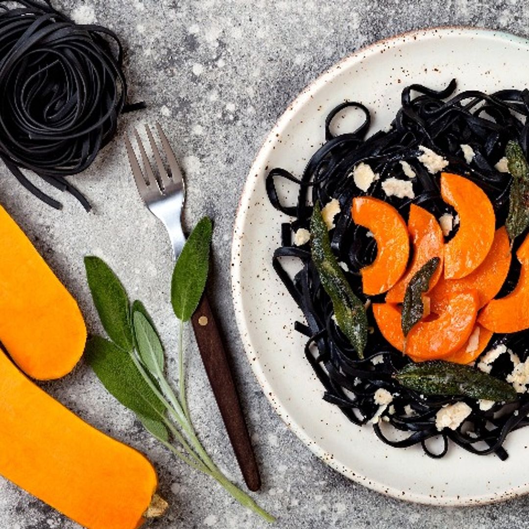 Espaguetis negros con calabaza y ajos