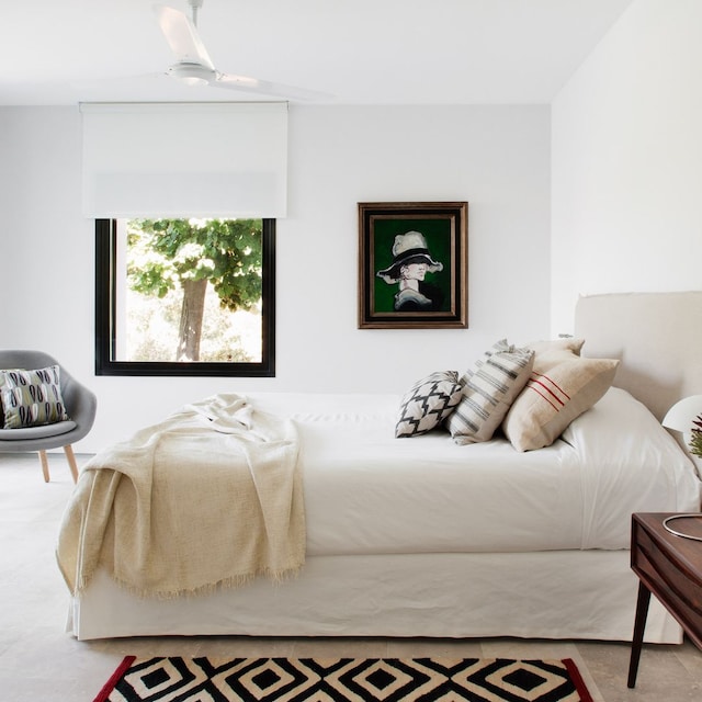 Dormitorio sobrio en blanco