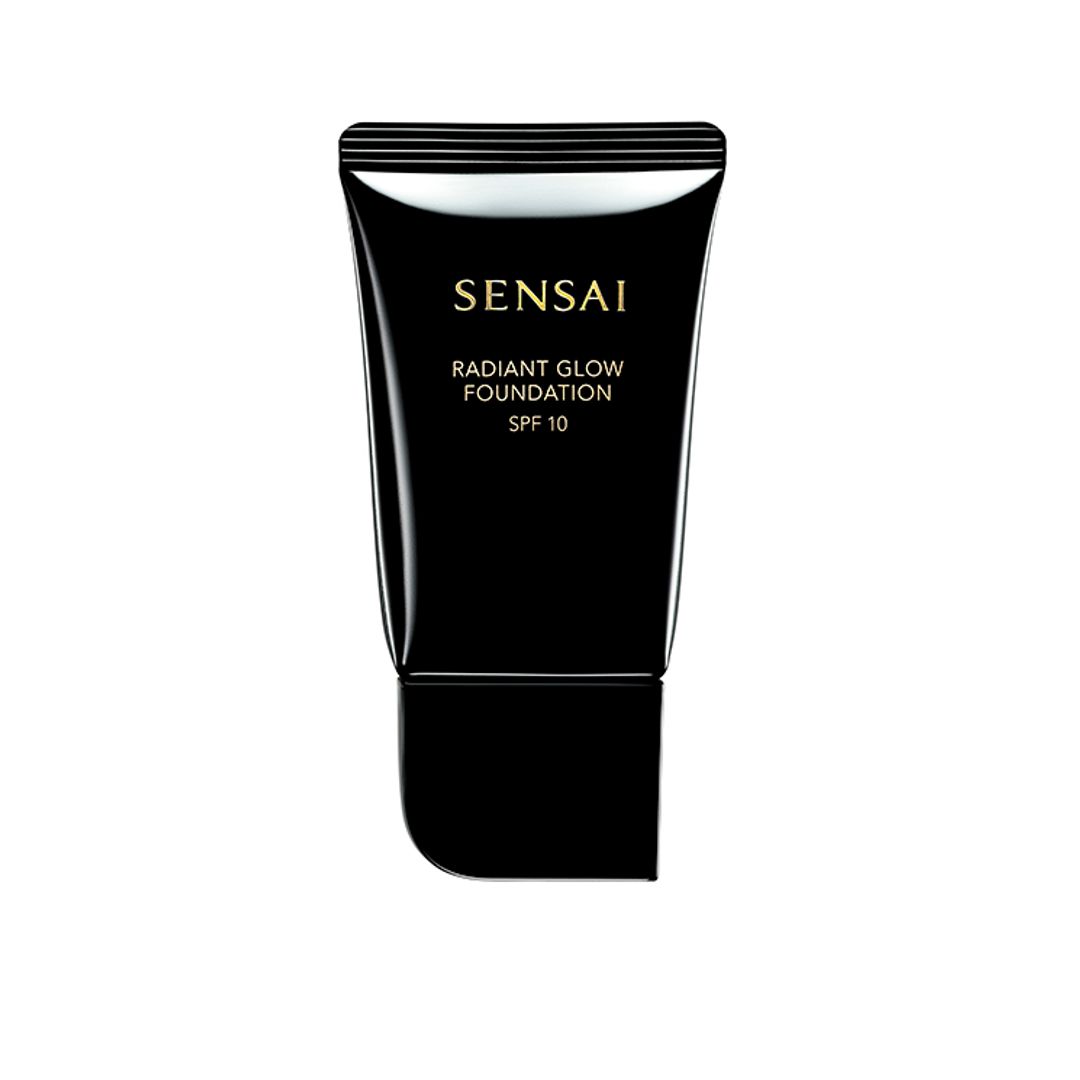 Radiant Glow Foundation, de Sensai (66,50 euros), es una base de maquillaje de textura en gel y aceites de color en lugar de polvos de color; una novedad que proporciona hidratación sedosa, acabado radiante y cobertura perfecta sin remarcar arrugas o líneas de expresión. 