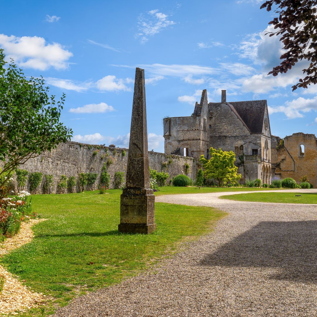 Muralla y restos del Palacio real de Senlis, Francia
