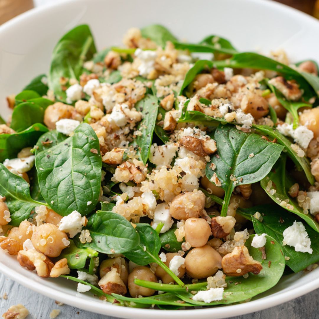 Ensalada de garbanzos, espinacas y quinoa