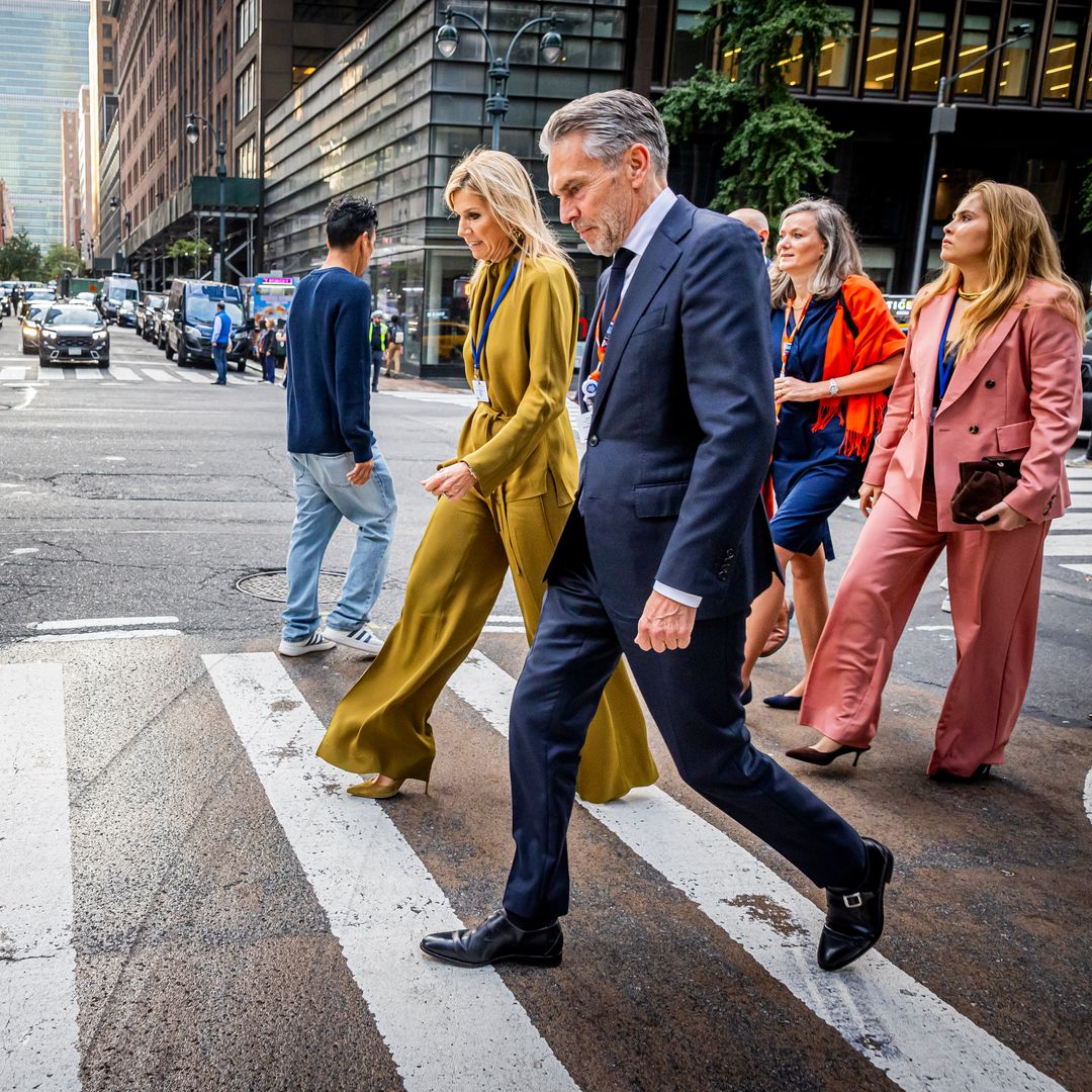 La reina Máxima y la princesa Amalia caminaron por las calles de Nueva York y esta salida sirvió para demostrar que, el mismo traje rosa puede lucir muy diferente con los accesorios correctos