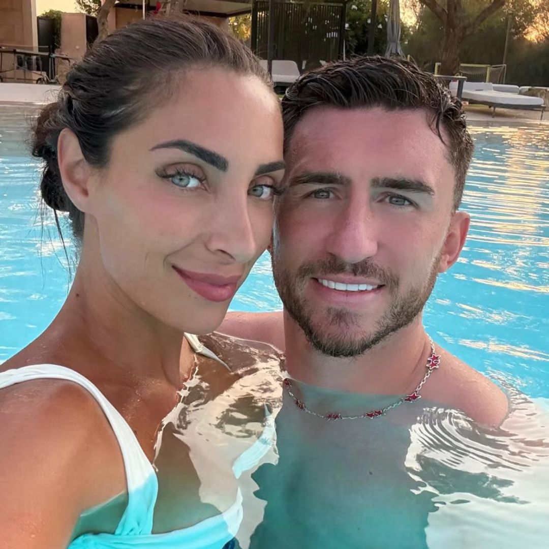 Aymeric Laporte disfruta en familia tras ganar el Mundial: pádel con Maribel Nadal, piscina y ruta gastro por Mallorca