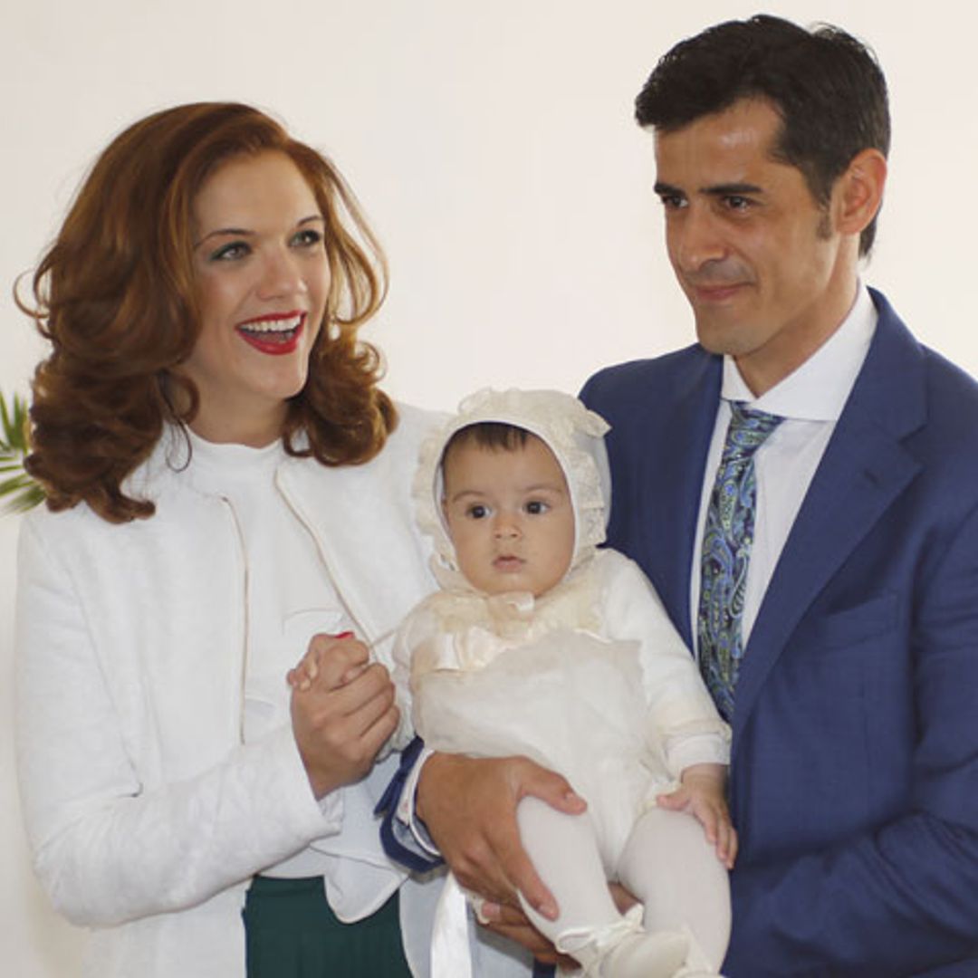 Víctor Janeiro y Beatriz Trapote disfrutan de la primera cabalgata con su hijo