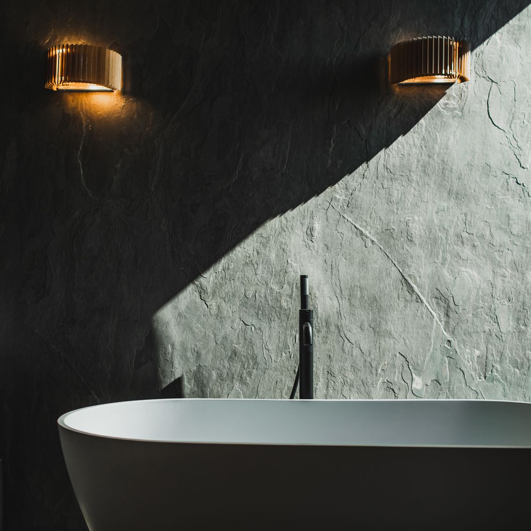 El dark showering propone apagar las luces para el momento del baño.