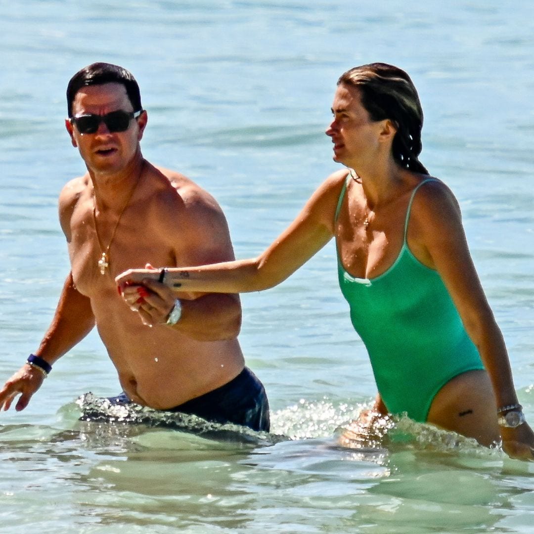 Mark Wahlberg junto con su mujer en la playa