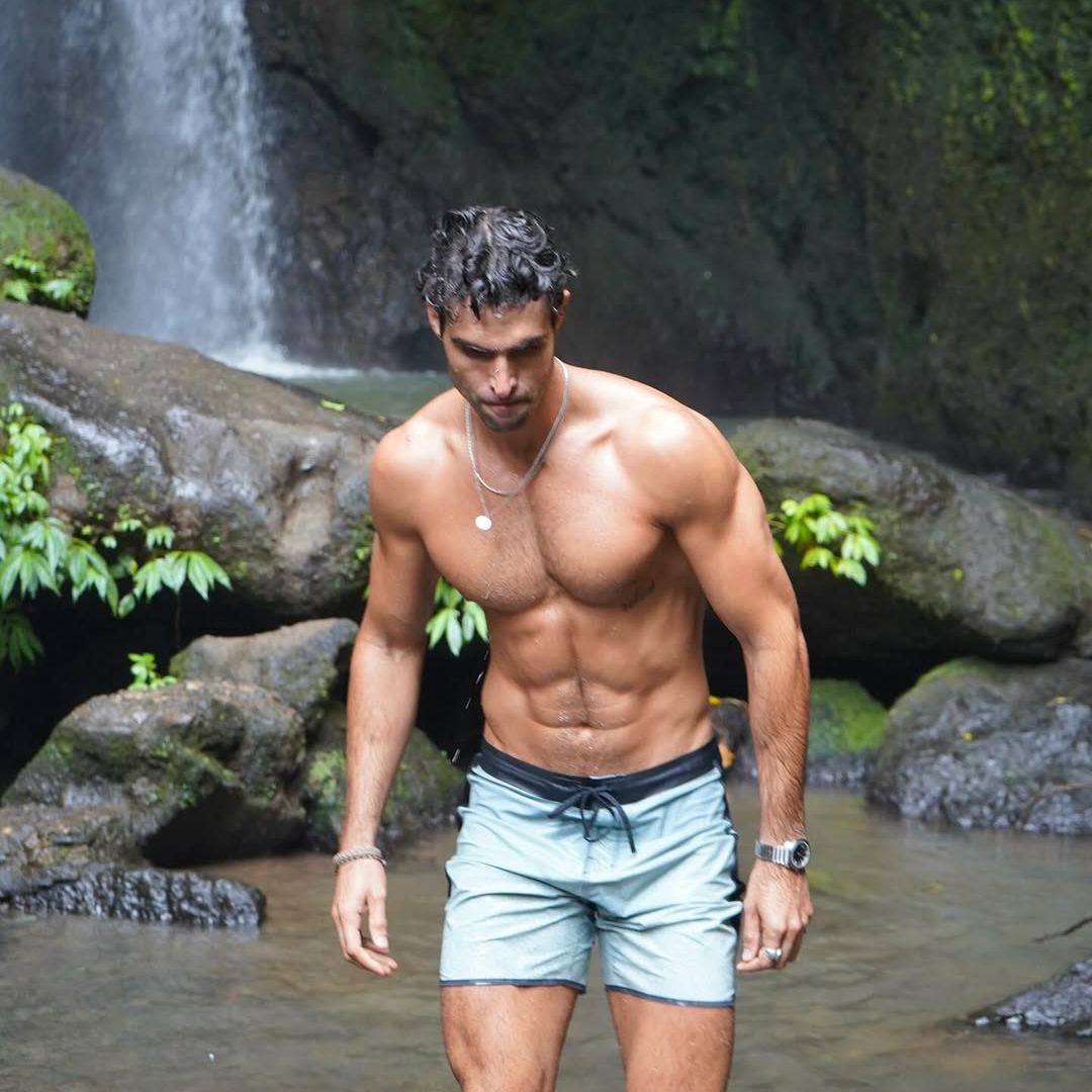 El modelo Juan Betancourt en la cascada Leke Leke de Bali, Indonesia