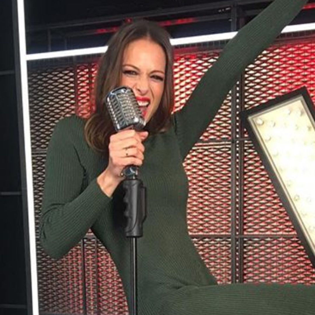 Los divertidos preparativos de Eva González para los Directos de 'La Voz' con sus peinados más locos