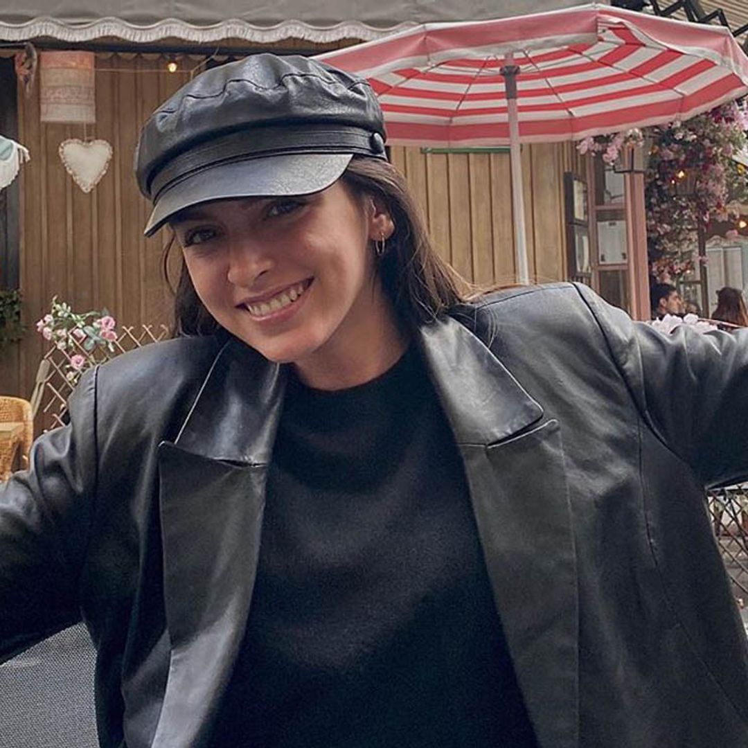 Lucía Rivera desvela la forma más 'chic' de combinar un pantalón efecto cuero ancho