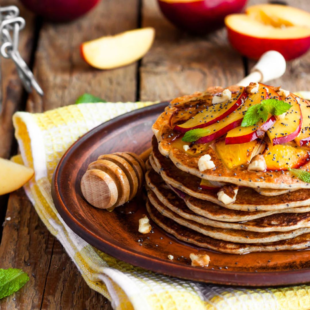 Tortitas con nectarinas, nueces y semillas de amapola