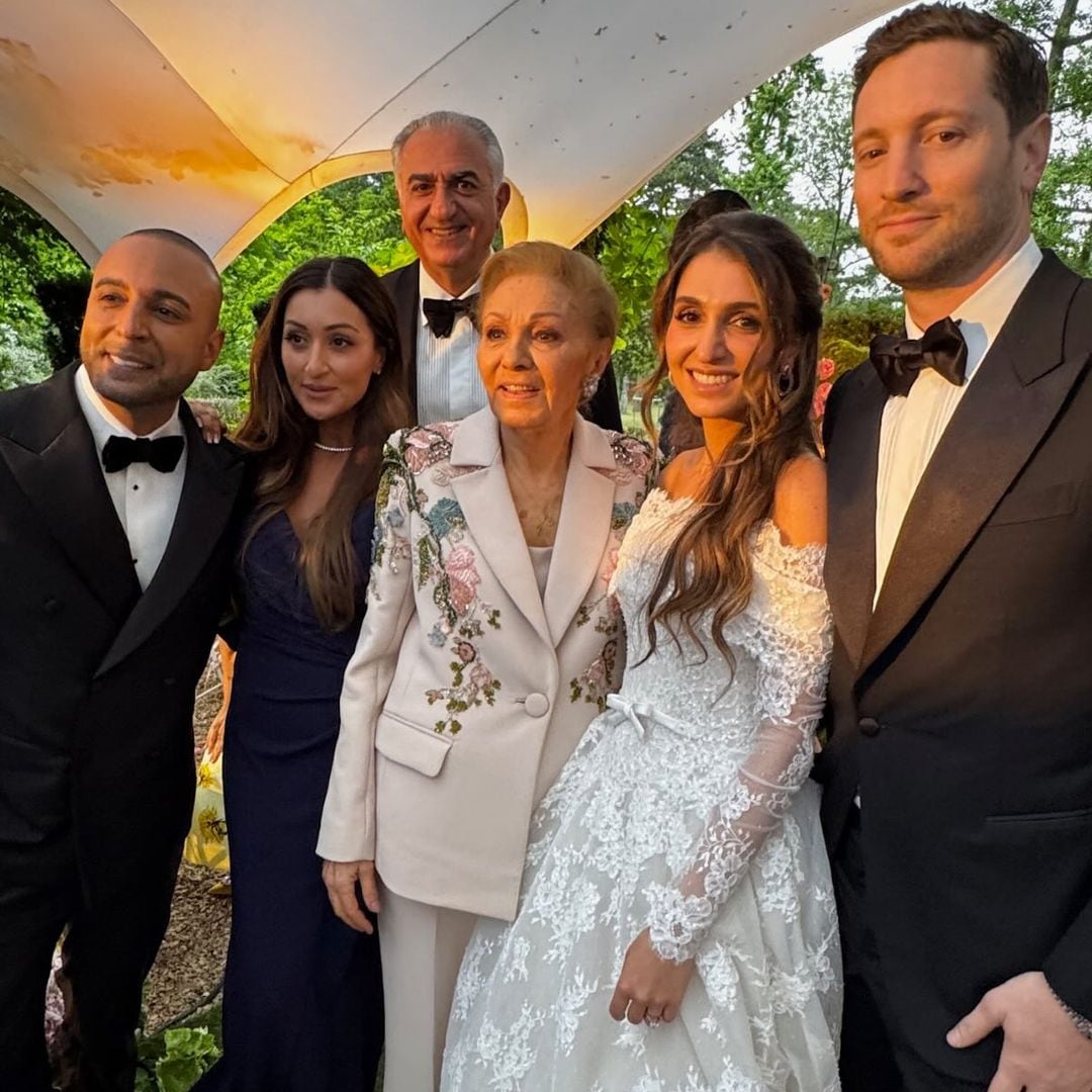 Farah Diba reaparece en la boda de su nieta Imán y reafirma su estatus como eterna musa de la elegancia