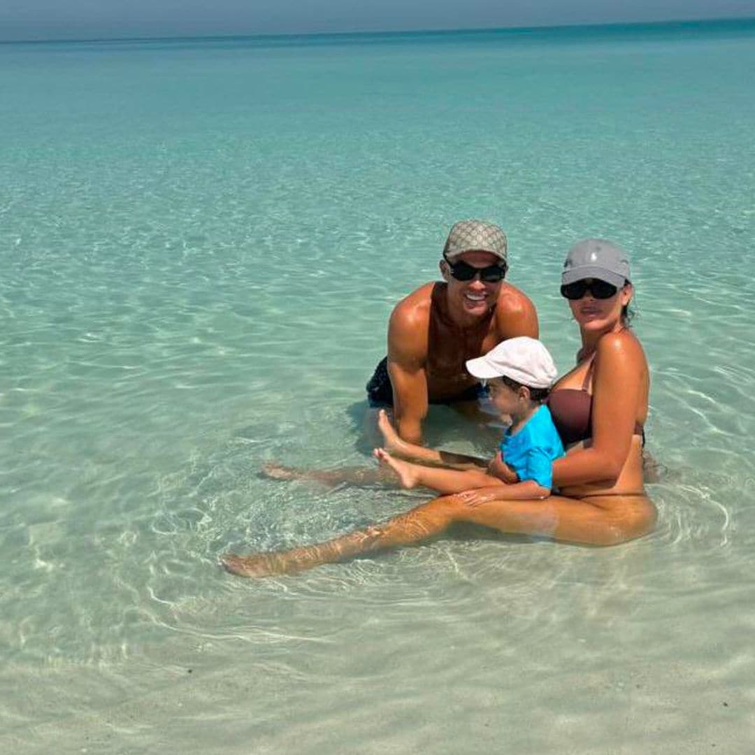 Las fotos más tiernas de las vacaciones de Cristiano Ronaldo y Georgina Rodríguez al lado de sus hijos