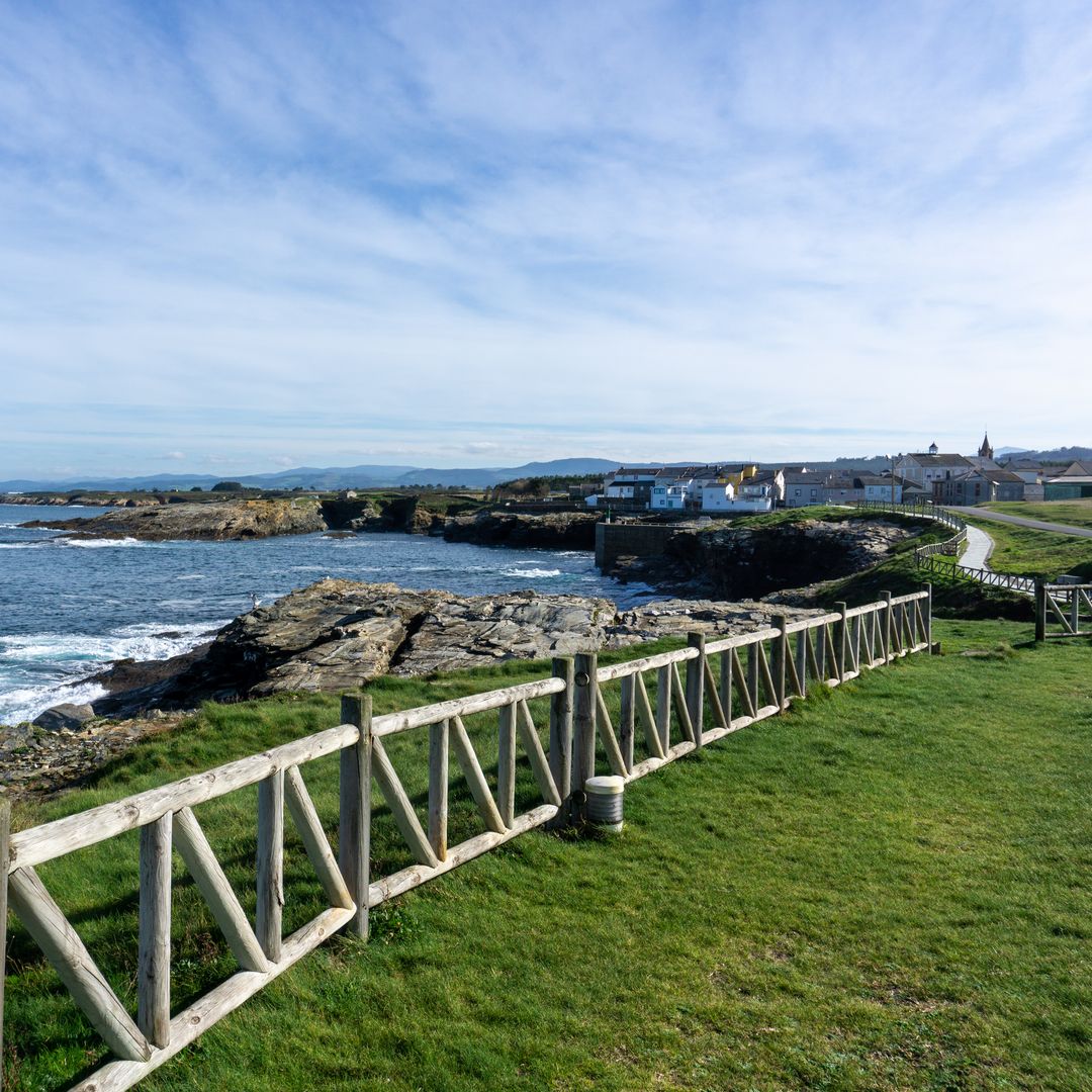 Vistas al pequeño pueblo y al puerto de Rinlo, Lugo