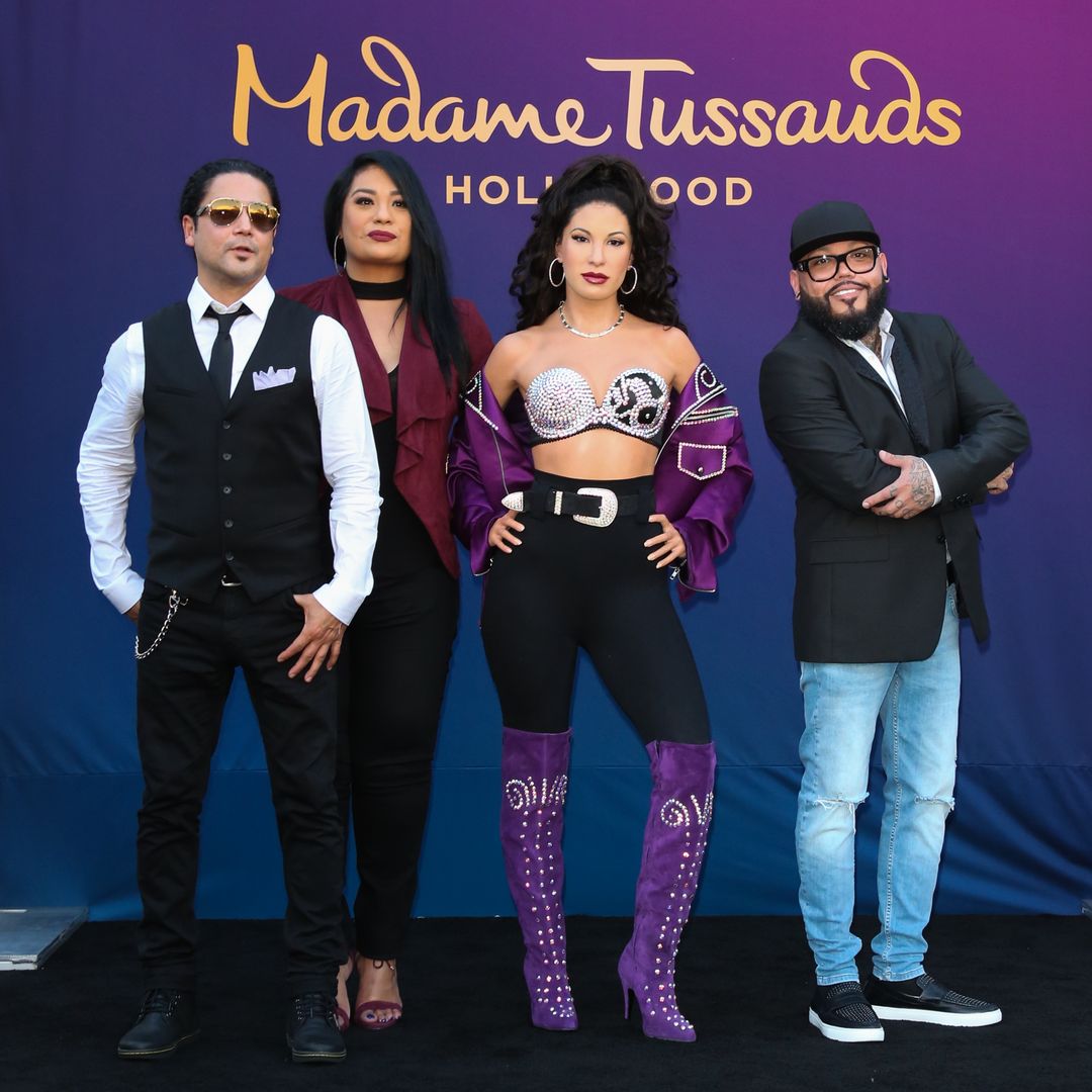 De izquierda a derecha: Chris Pérez, Suzette Quintanilla y A.B. Quintanilla en la develación de la figura de cera de Selena Quintanilla en Madame Tussauds Hollywood el 30 de agosto de 2016, en Hollywood, California.