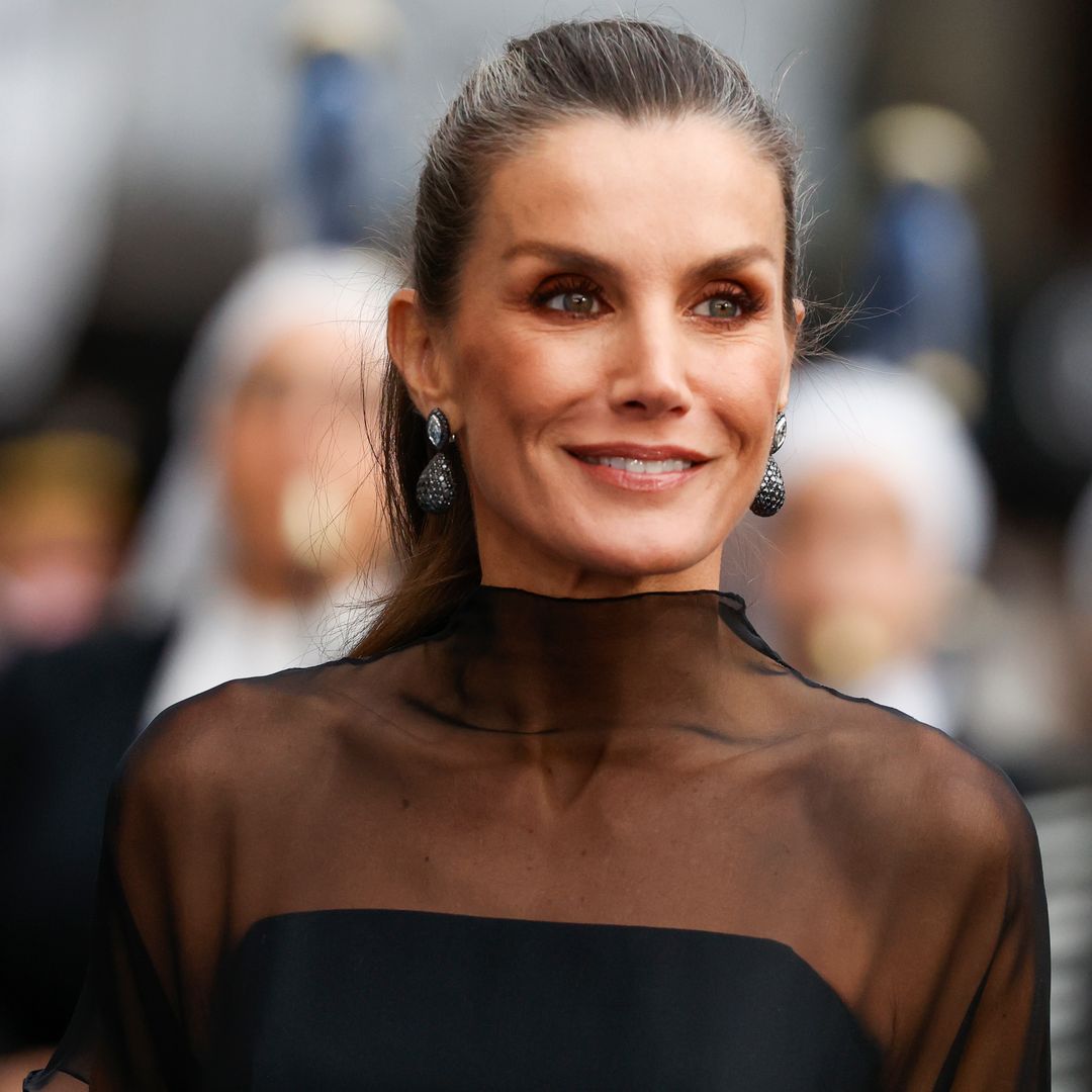 La reina Letizia, imponente, se supera con su vestido negro con transparencias en los Premios Princesa de Asturias 2025