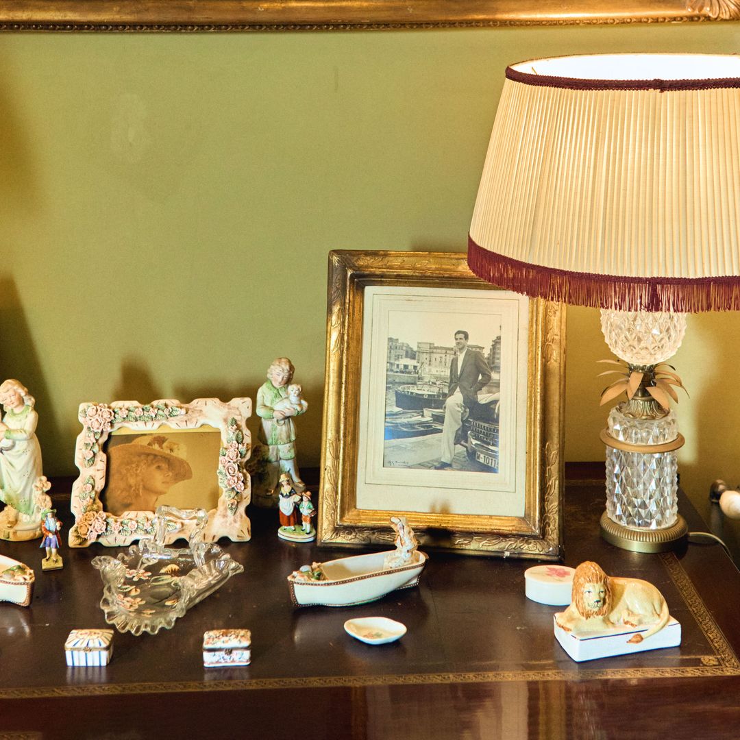 Varias porcelanas junto a dos fotografías de doña Cayetana y Luis Martínez de Irujo, los padres del jinete