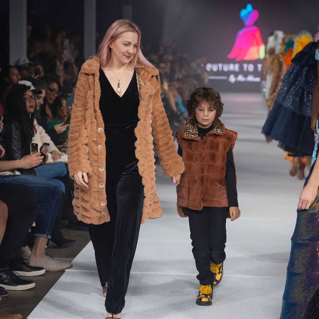 El diseñador Max Alexander junto a su madre Sherri Madison