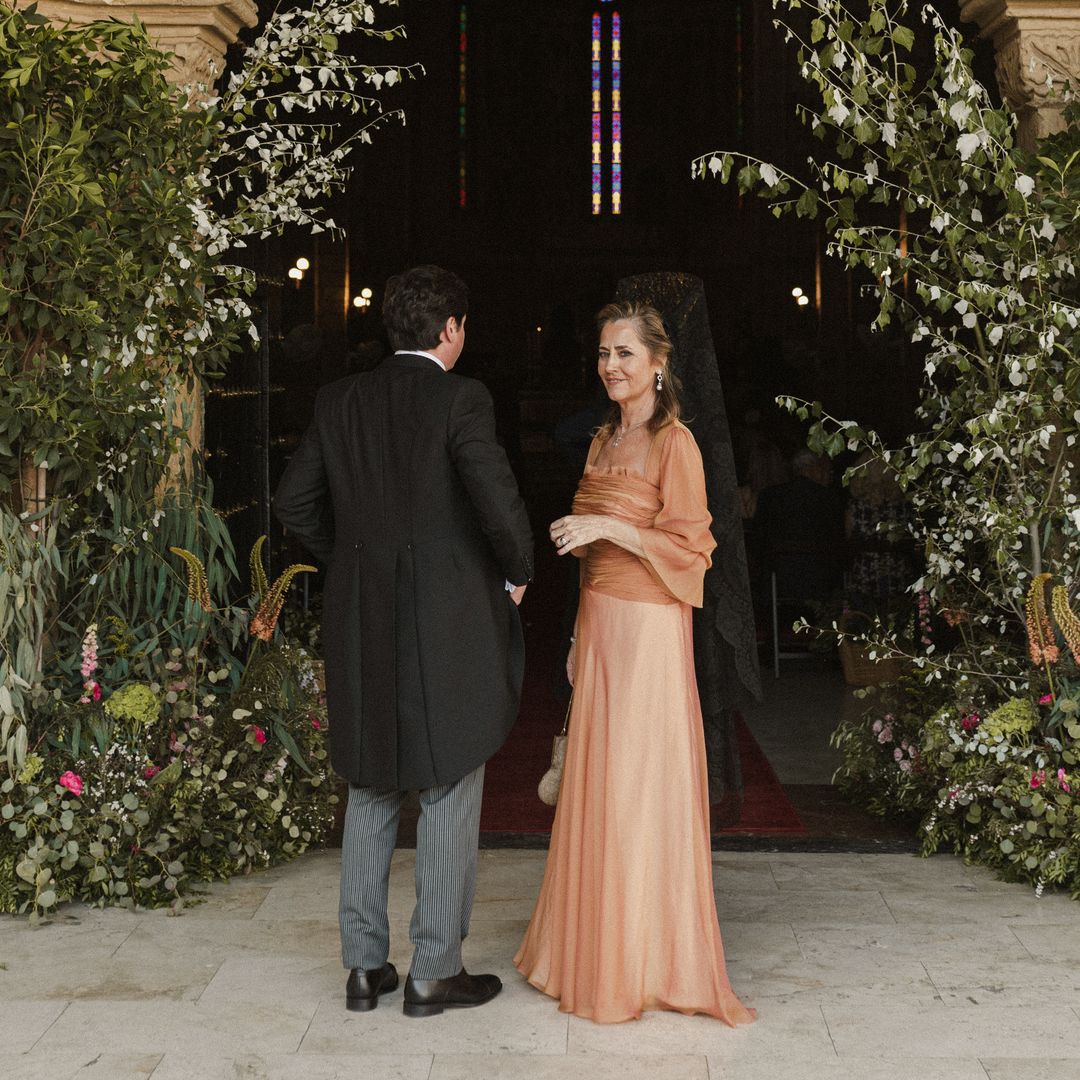 Gloria, la madrina del vestido drapeado y la mantilla de Chantilly, fue la invitada más elegante de esta boda en Córdoba