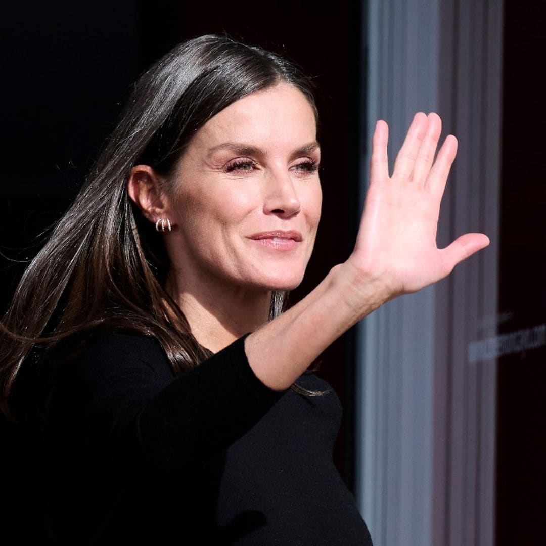 Copia el look de la reina Letizia y consigue su versátil bandolera 'made in Spain'