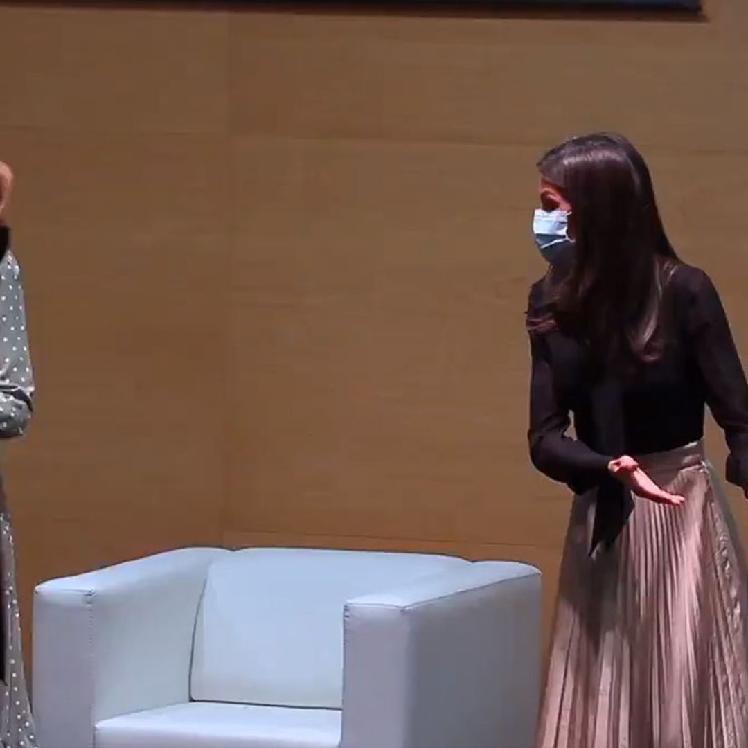 Cuando la Reina quiere entregar un premio, pero las precauciones de la Covid-19 lo impiden