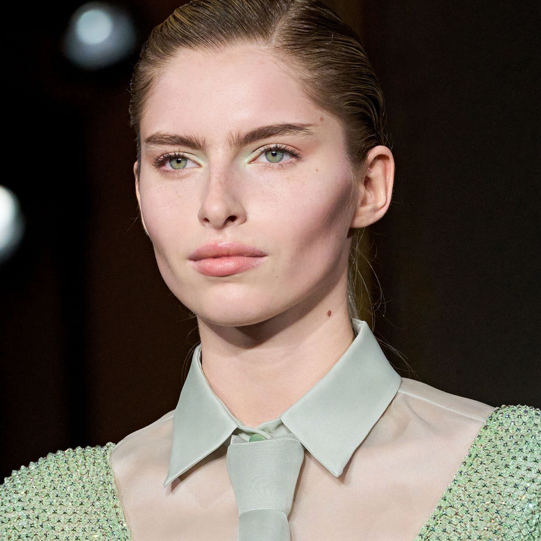 Modelo maquillada por la firma Armani Privé