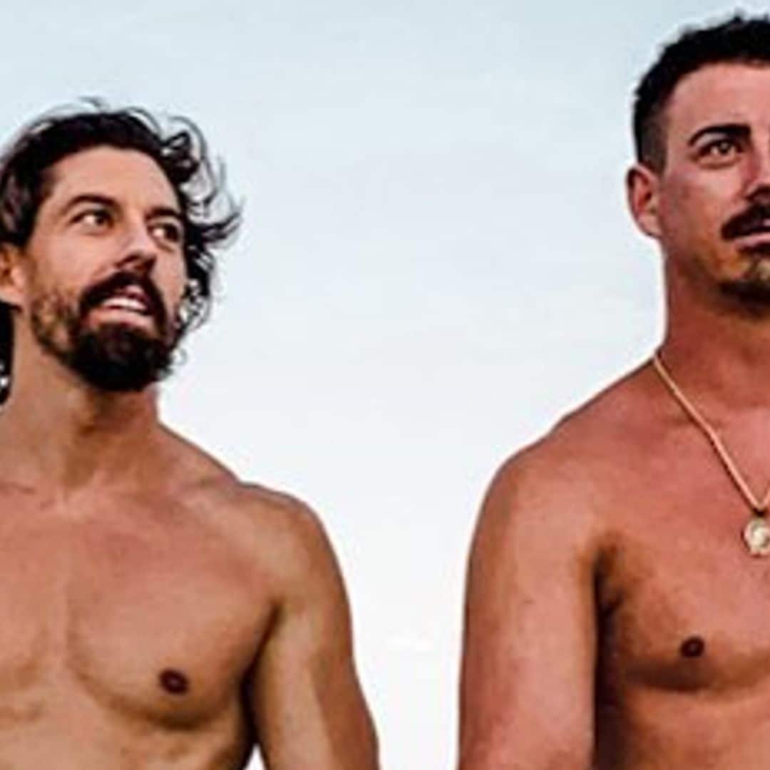 Como dos gotas de agua: el posado en bañador de Adrián Lastra y su hermano que levanta pasiones