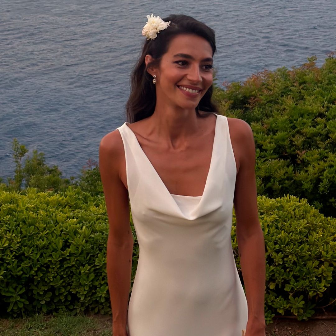 El vestido de novia que Rocío Crusset ha llevado en la celebración de su segunda boda en Ibiza y el resto de detalles de su look