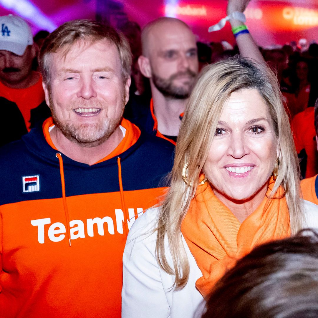 Guillermo y Máxima de Holanda se divierten con sus atletas en los JJ.OO. de Invierno: las imágenes de su gran fiesta tras ganar el primer oro