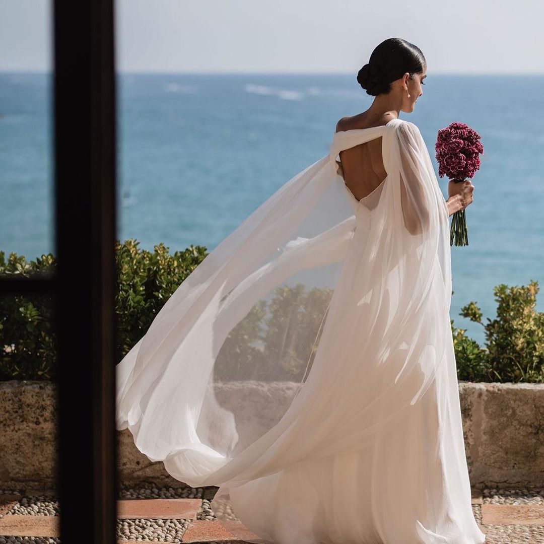 Cuando la espalda lo es todo: escotes, capas y detalles que marcan la diferencia en los vestidos de novia