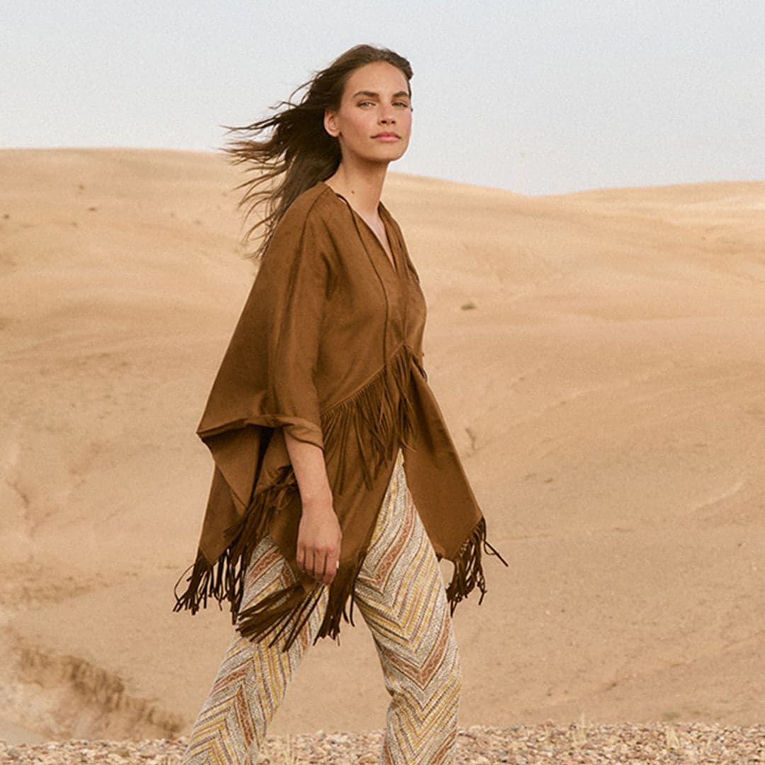 Poncho de flecos marrón de Slowlove