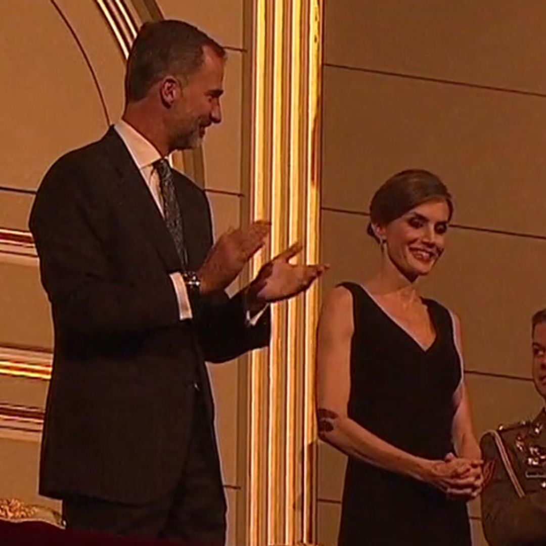 En vídeo: La reacción de sorpresa de la Reina al escuchar el 'cumpleaños feliz' en el Teatro Real