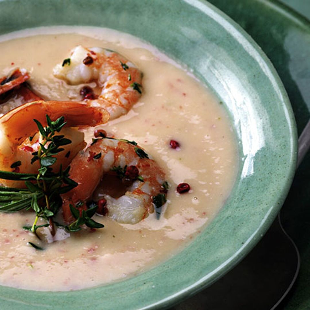 Crema de judías blancas con gambas a la pimienta rosa