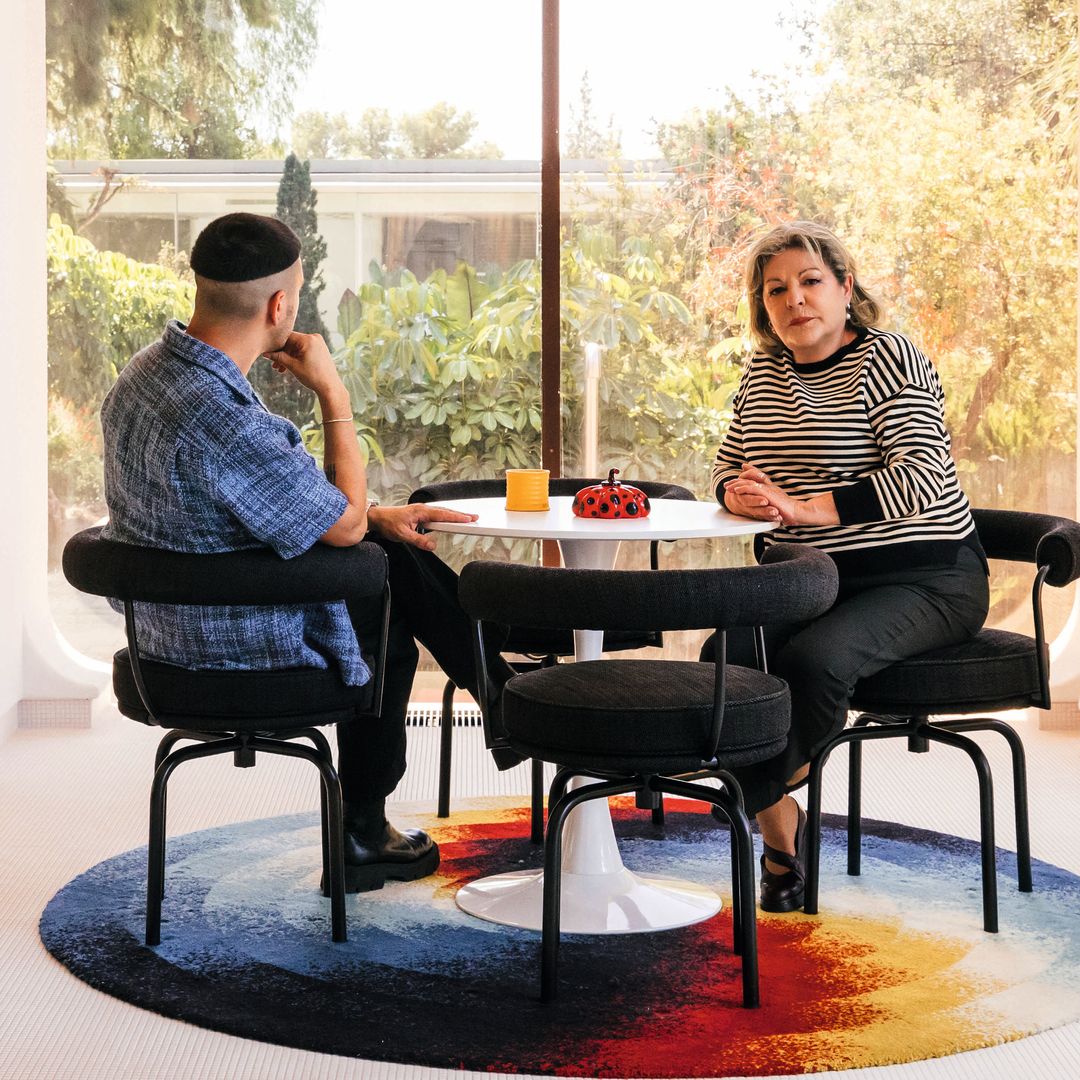 El artista con su madre en uno de los rincones del hogar 