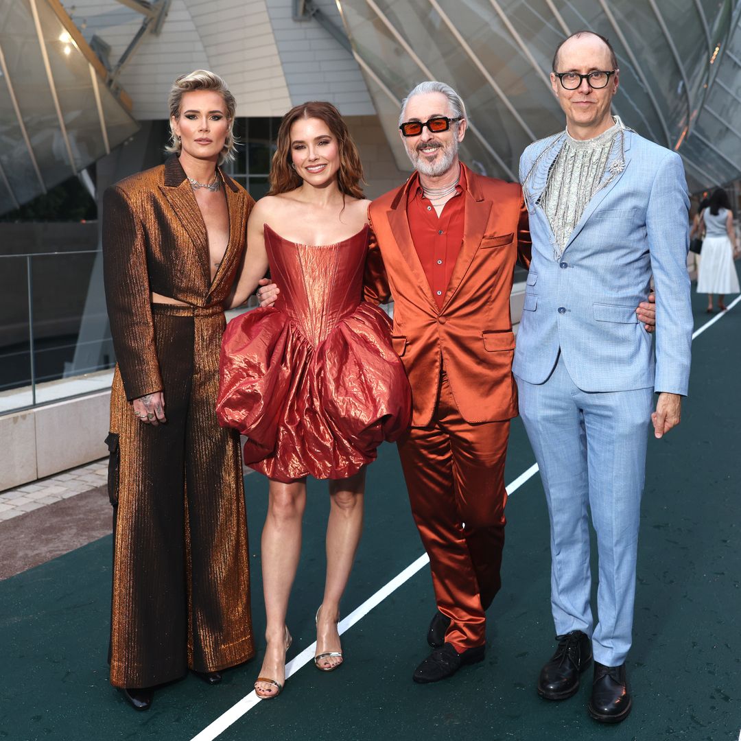 Ashlyn Harris, Sophia Bush, Alan Cumming y Grant Shaffer en la fiesta 'Preludio a los Juegos Olímpicos' en la Fundación Louis Vuitton de París el 25 de julio de 2024