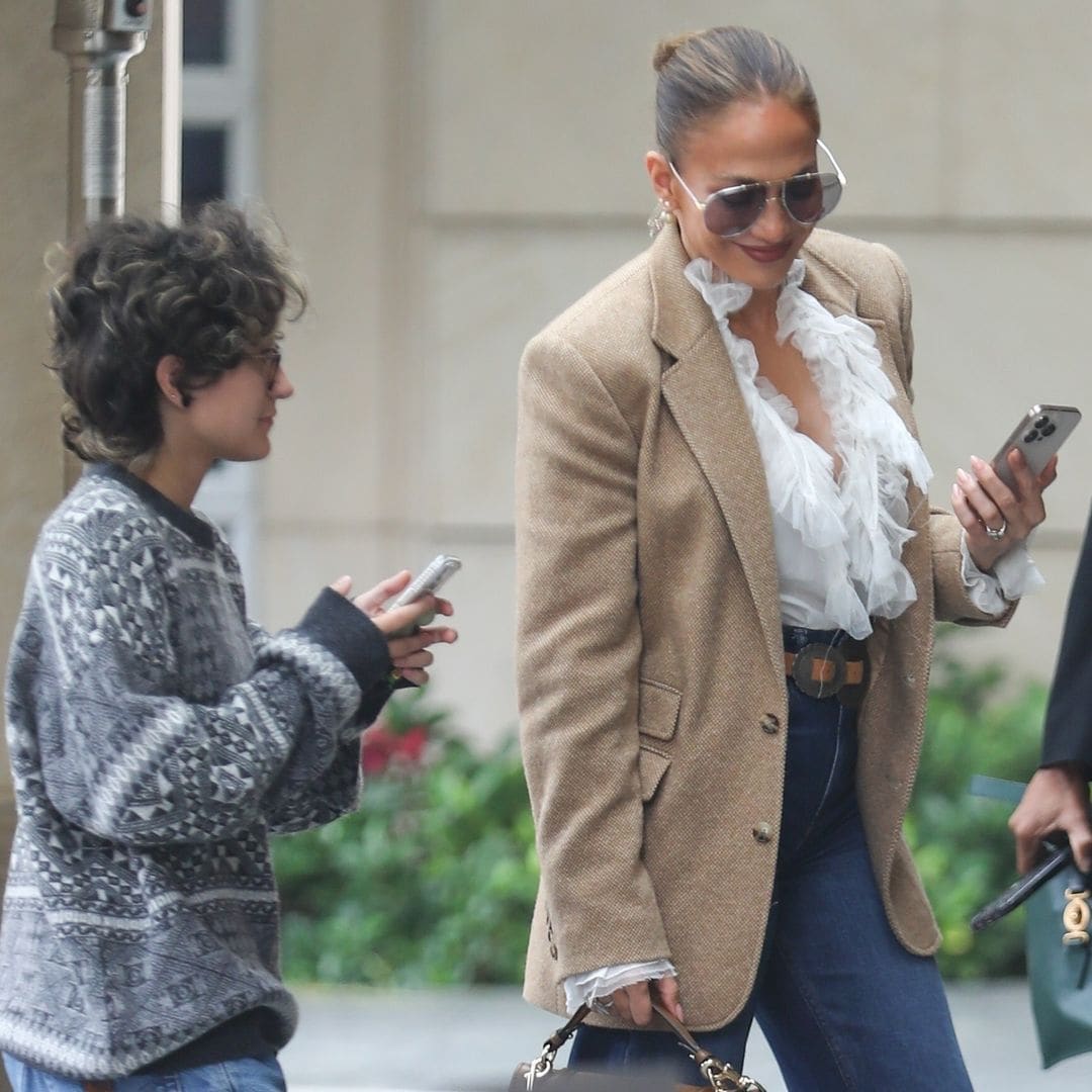 Jennifer Lopez y su hija Emme se alistan para Halloween con una salida en Beverly Hills