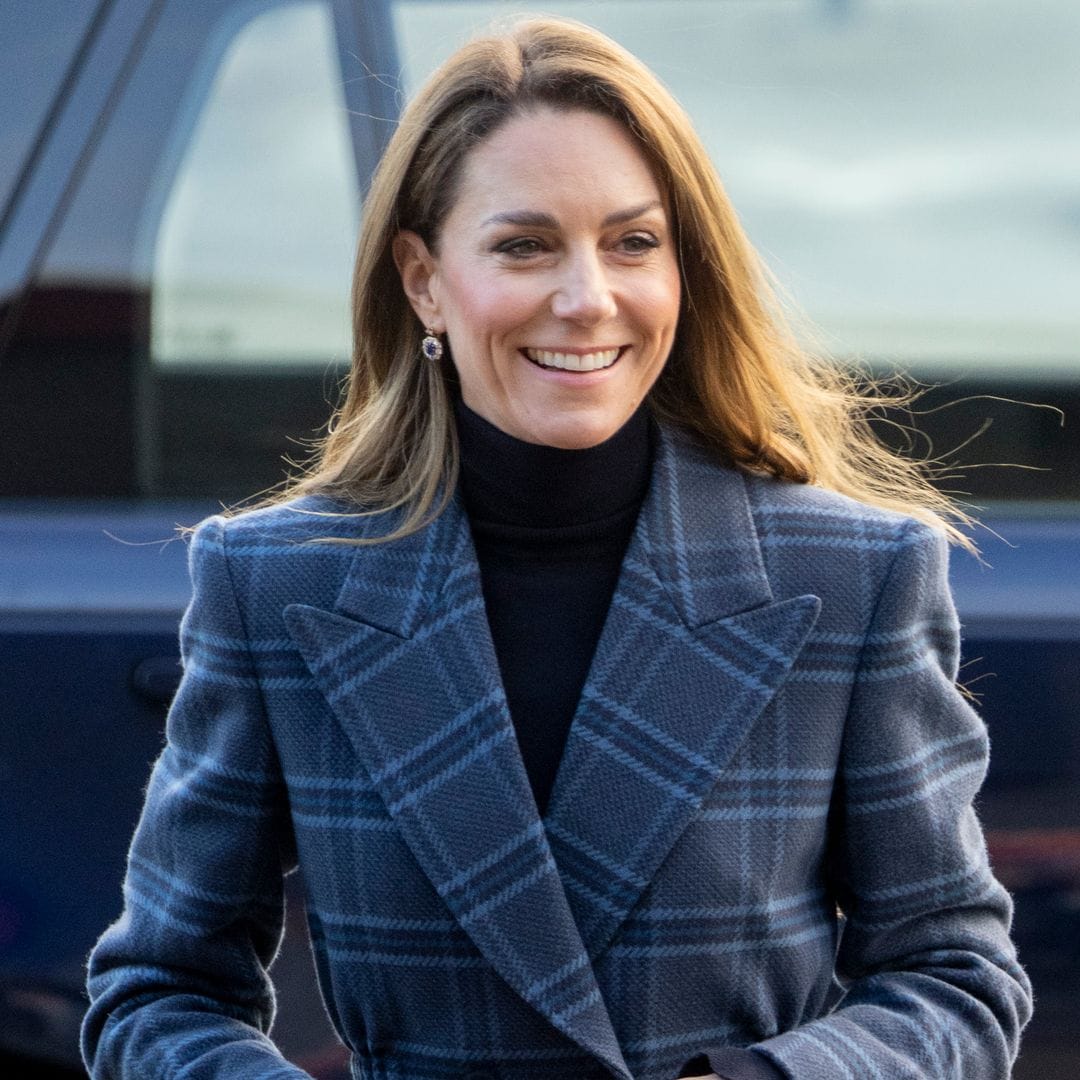 Kate Middleton, con botas de tendencia, cambia de estilo con su abrigo de cuadros en homenaje a Escocia