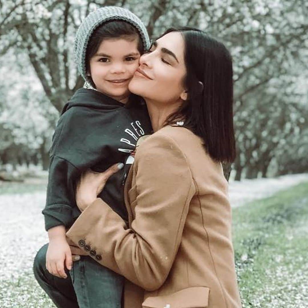 Alejandra Espinoza dedicó una serenata a sus fans en voz de su hijo y al ritmo de 'El Chavo del 8'