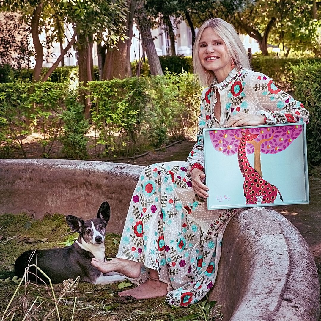 Eugenia Martínez de Irujo posa para HOLA junto a su perro