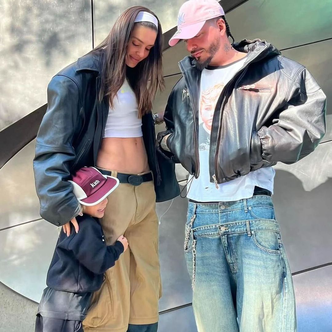 J Balvin y Valentina Ferrer celebran los cinco años de su hijo Rio con fiesta temática de 'Godzilla'