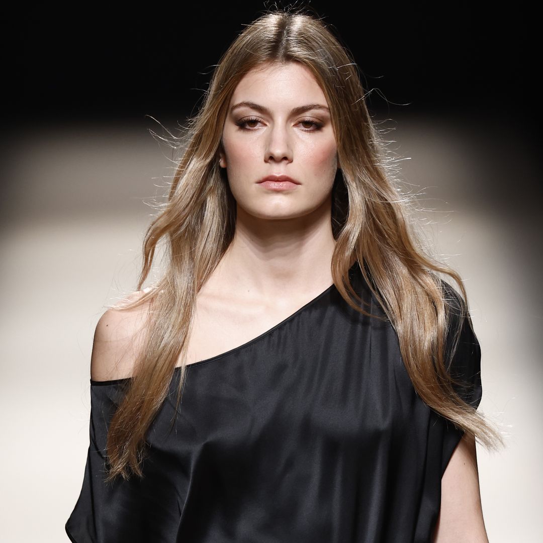 Alex Rivière se estrena en Mercedes-Benz Fashion Week Madrid con Martina Svedin como modelo