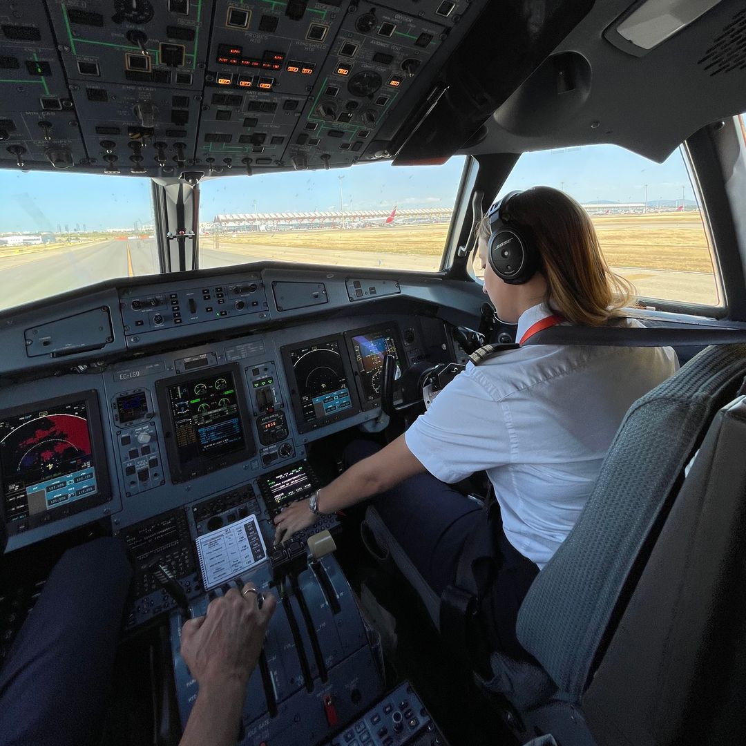 Lucía Pombo, además de influencer y pertenecer a una conocida familia, es piloto de aviación comercial