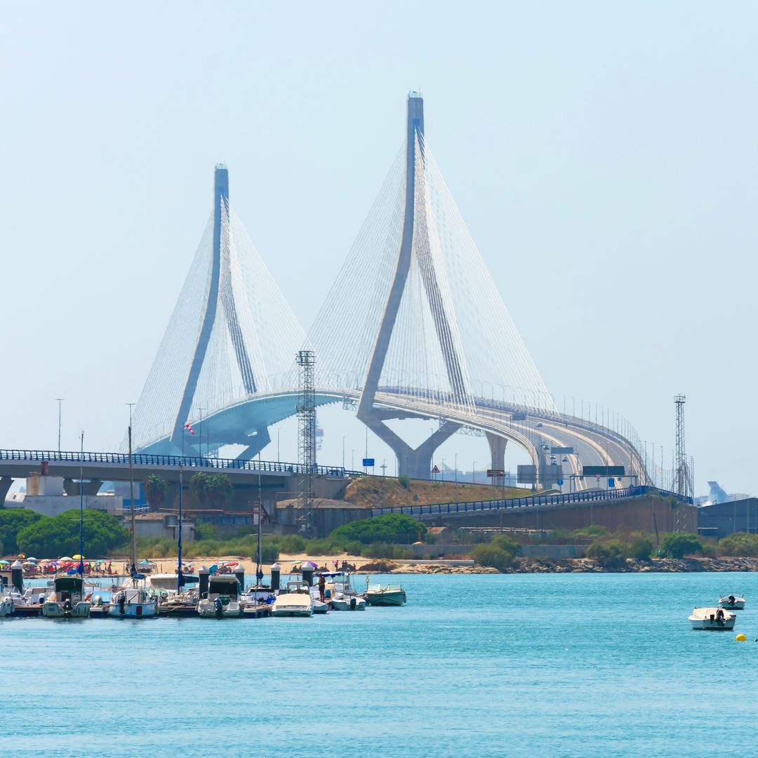 Puerto Real, en el fondo del puente de la Constitución, llamado La Pepa, Cádiz
