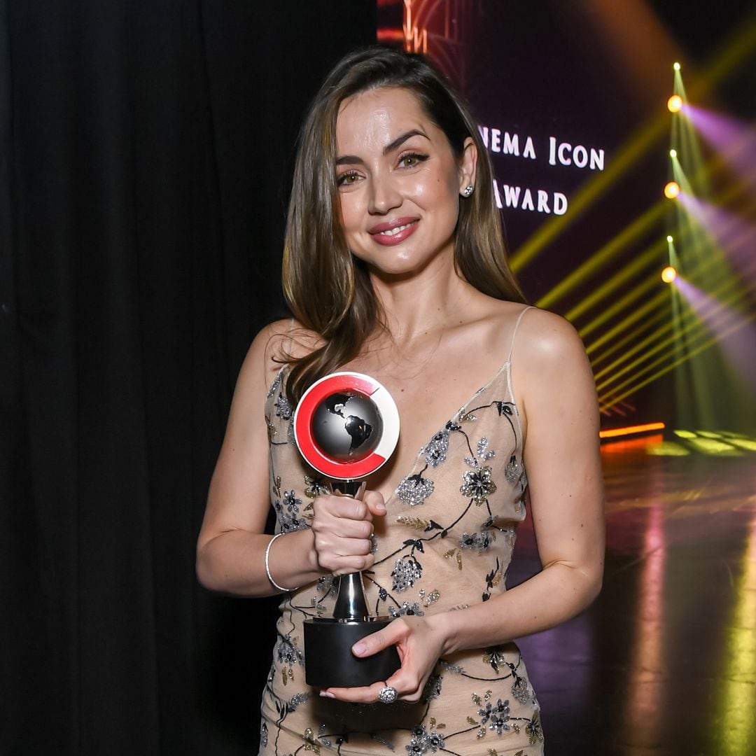 Así consigue Ana de Armas que un vestido 'nude' resalte la piel sin hacerla parecer pálida