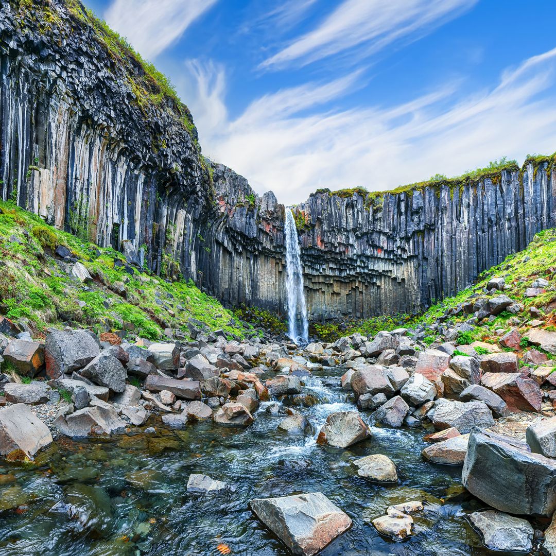 Cascada Svartifoss, en el Parque Nacional de Vatnajökull, Islandia