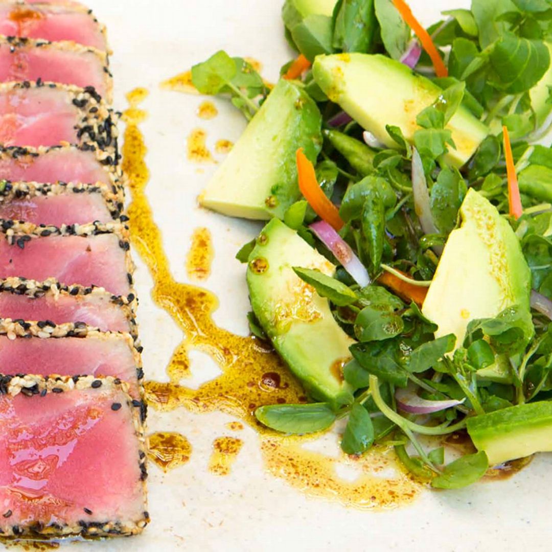 Sellado de atún con berros y aguacate