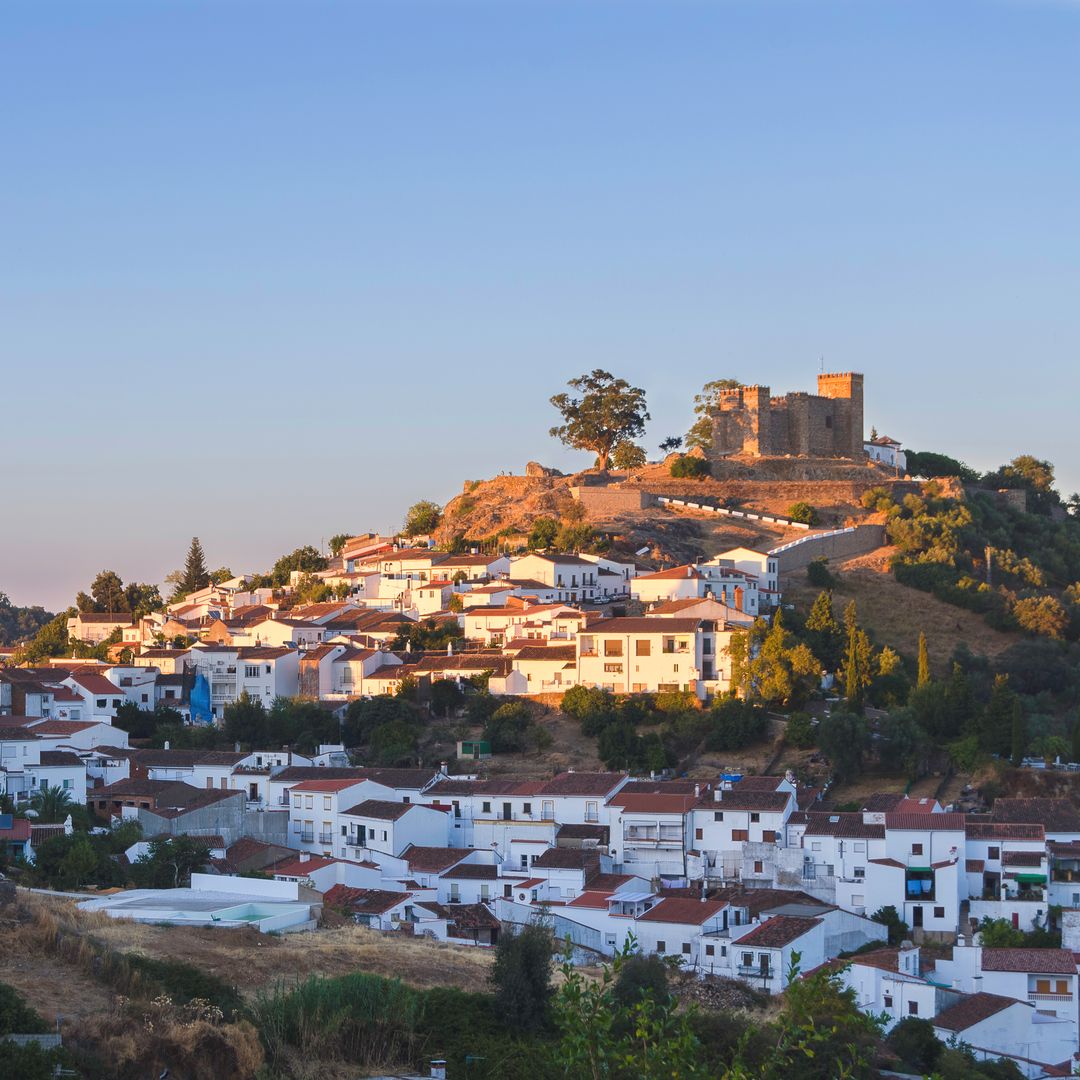 El desconocido pueblo de Andalucía que reúne los mejores ingredientes del otoño: castillo medieval, castañares y el mejor jamón