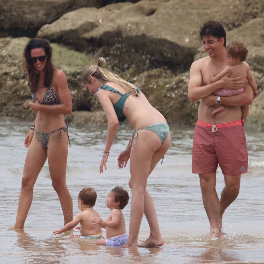 Sibi Montes disfrutando de un día de playa en familia
